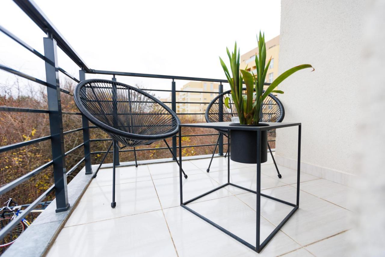 Touchdown Apartment Near Bucharest Airport โอโตเปนี ภายนอก รูปภาพ