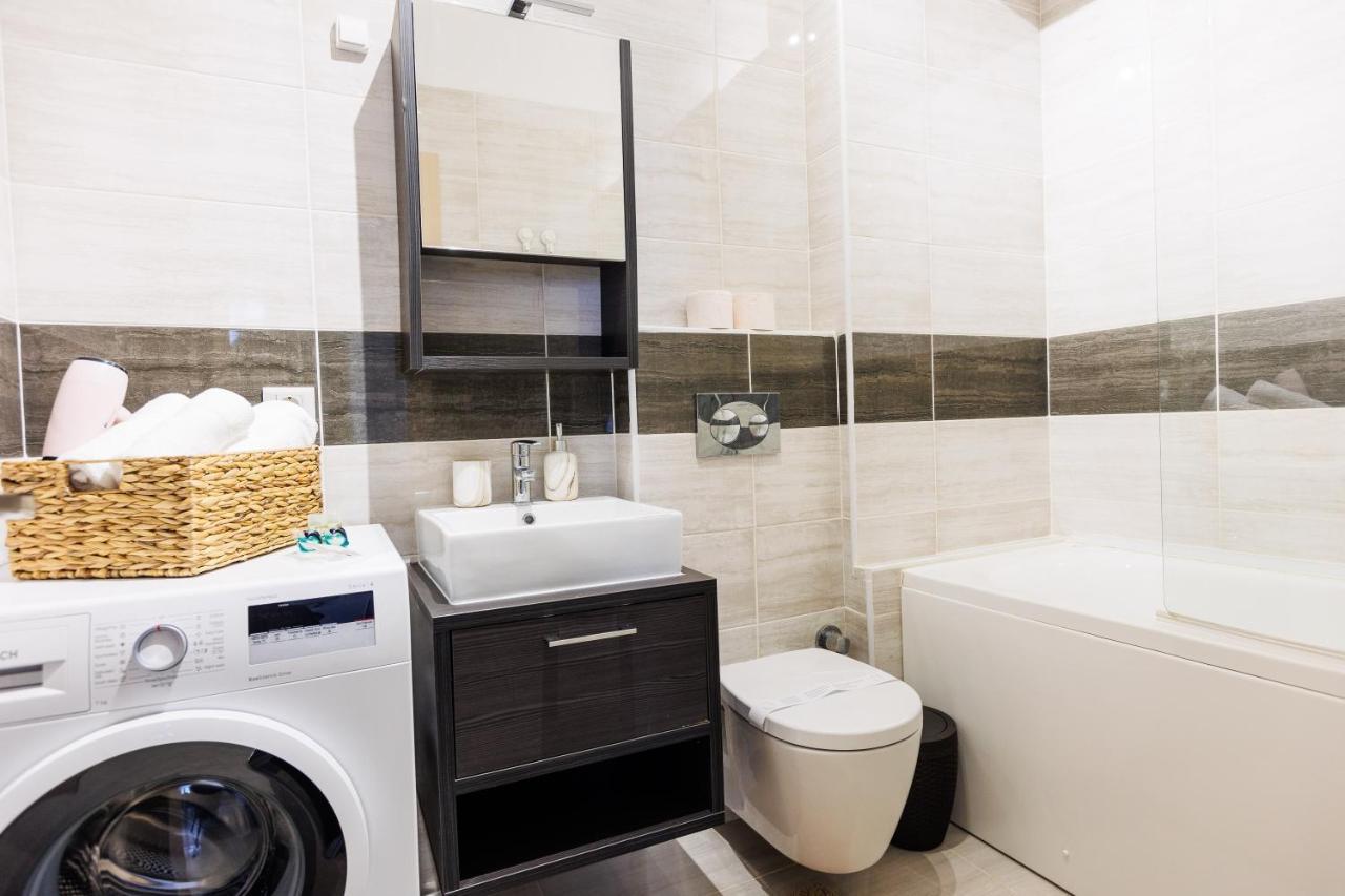 Touchdown Apartment Near Bucharest Airport โอโตเปนี ภายนอก รูปภาพ